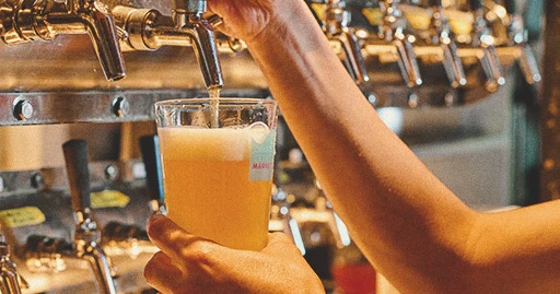 ビール注ぐシーン